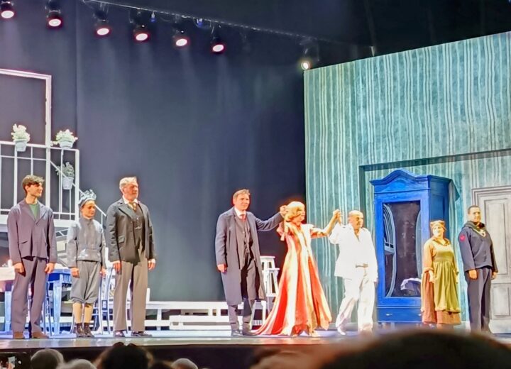 Tra farsa e allucinazione. Recensione di “L’uomo, la bestia e la virtù” al Teatro Alessandrino