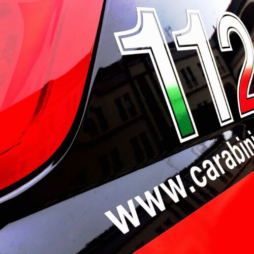 Finisce fuori strada e perde una dose durante le cure: i Carabinieri scoprono il pusher