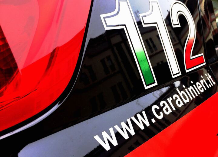 Finisce fuori strada e perde una dose durante le cure: i Carabinieri scoprono il pusher