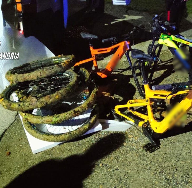 Sorpresi a rubare bici elettriche: denunciati in due