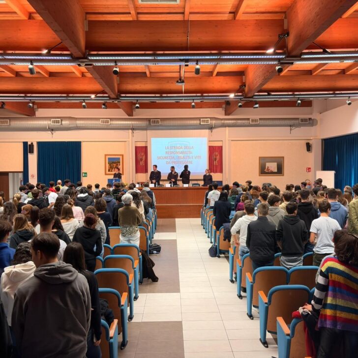 Oltre 200 studenti in Questura a Pavia per imparare la sicurezza sulle strade