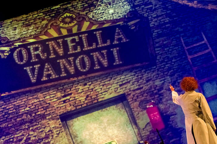 Ornella Vanoni, con un filo di trucco e un filo di tacco, sul palco del Teatro Alessandrino