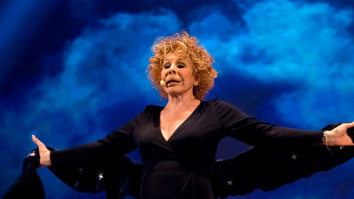 Ornella Vanoni, con un filo di trucco e un filo di tacco, sul palco del Teatro Alessandrino