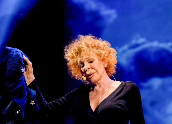 Ornella Vanoni, con un filo di trucco e un filo di tacco, sul palco del Teatro Alessandrino