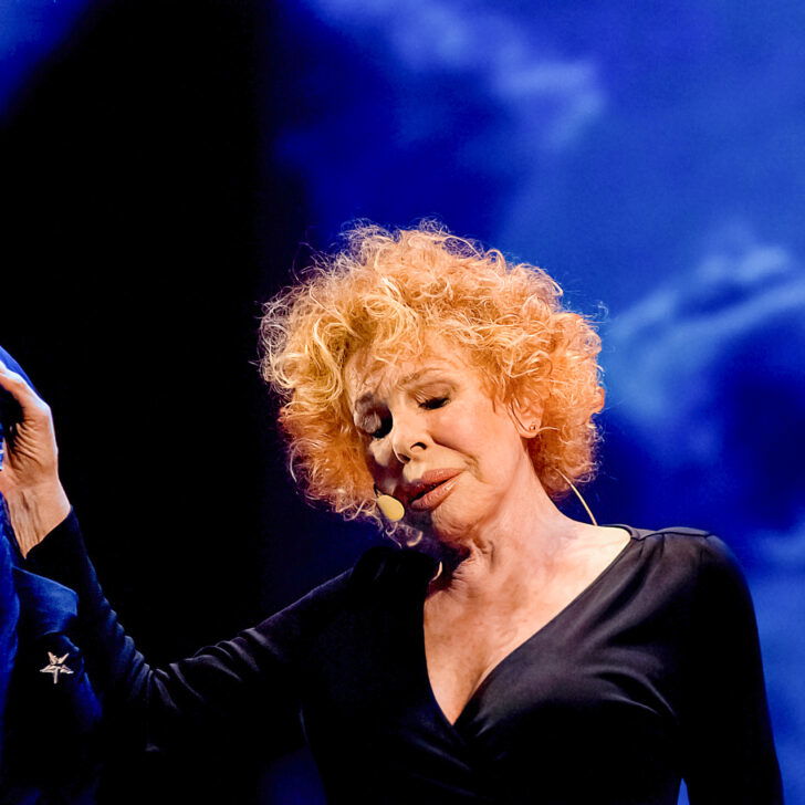 Ornella Vanoni, con un filo di trucco e un filo di tacco, sul palco del Teatro Alessandrino