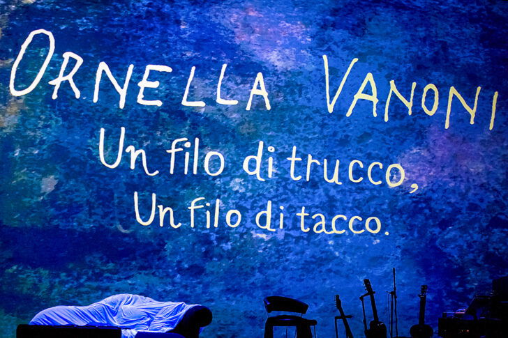 Ornella Vanoni, con un filo di trucco e un filo di tacco, sul palco del Teatro Alessandrino