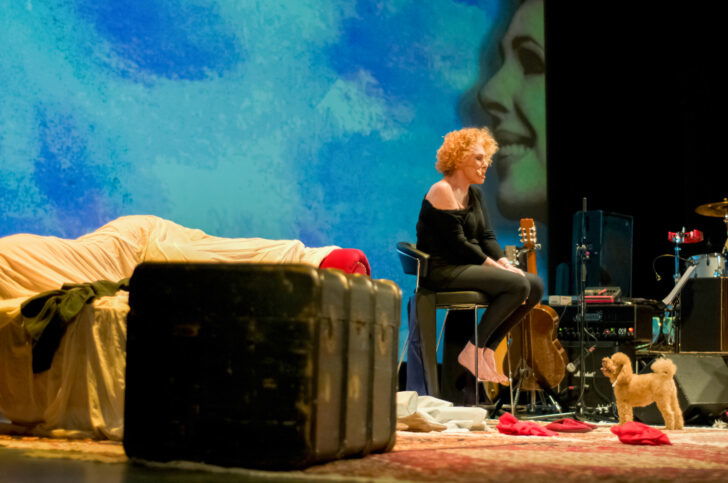 Ornella Vanoni, con un filo di trucco e un filo di tacco, sul palco del Teatro Alessandrino