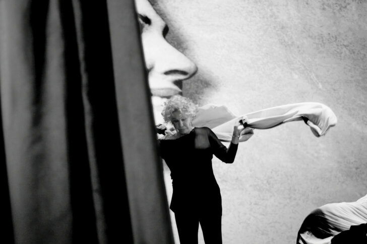 Ornella Vanoni, con un filo di trucco e un filo di tacco, sul palco del Teatro Alessandrino