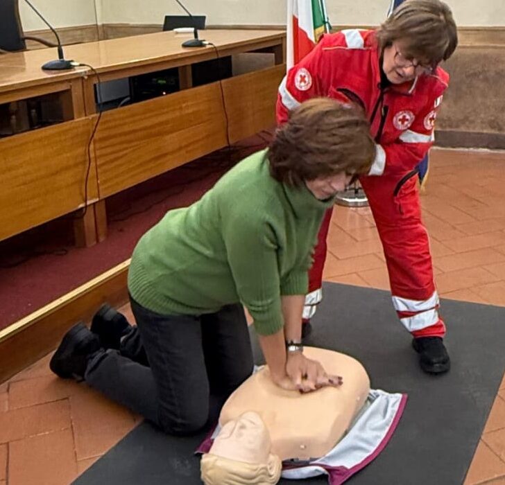 Imparare a soccorrere: in prefettura a Pavia un corso per usare il defibrillatore