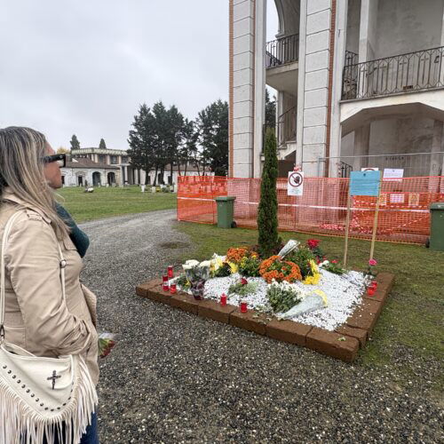 Fiori nelle aiuole davanti ai sepolcreti chiusi: l’amarezza dei cittadini e la promessa di rinascita dei cimiteri