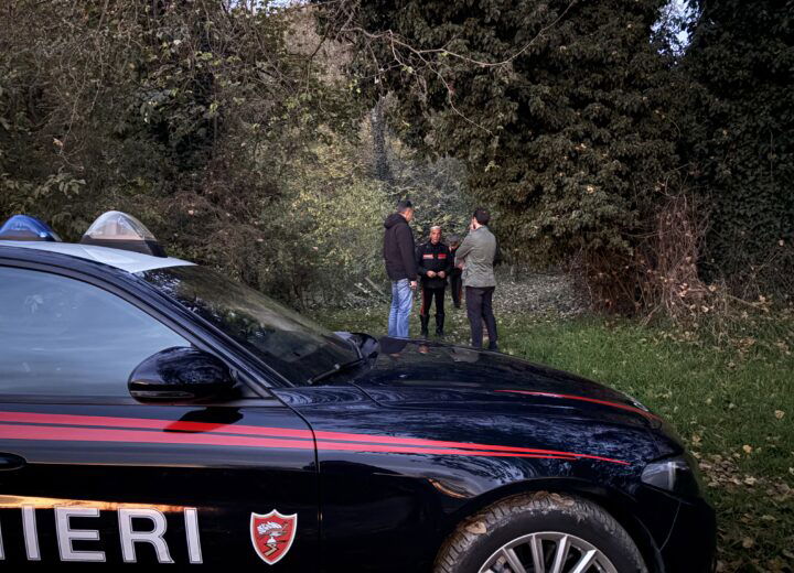 Uomo trovato morto a Pavone: si ipotizza malore, l’autopsia chiarirà le cause