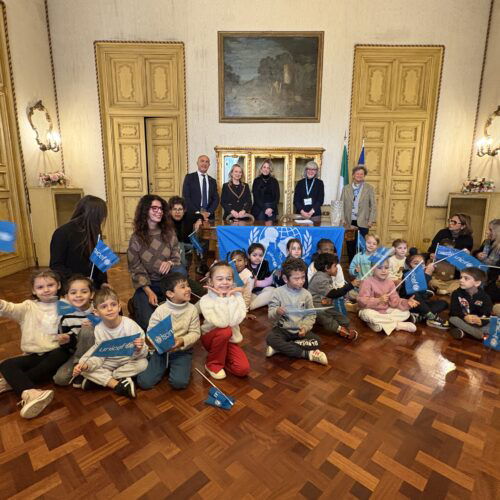 Milioni di bambini senza cibo, cure e istruzione. I diritti ancora negati e il messaggio di speranza degli alunni della Bovio