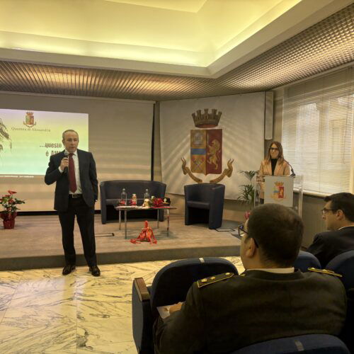 “Tendenzialmente i tuoi spazi non esistono”. I segnali per riconoscere che “non è amore” e la rete che salva dalla violenza