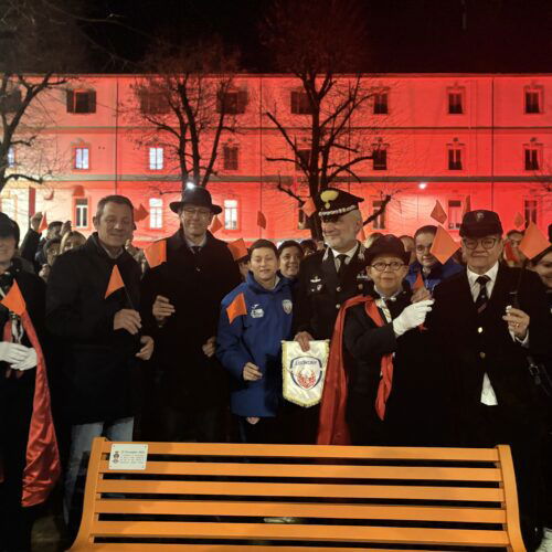 Carabinieri illuminano la caserma e inaugurano la panchina arancione come segno dell’impegno contro la violenza sulle donne