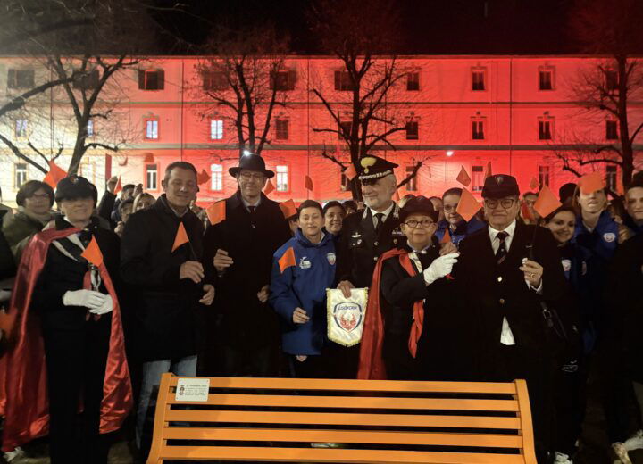 Carabinieri illuminano la caserma e inaugurano la panchina arancione contro la violenza sulle donne