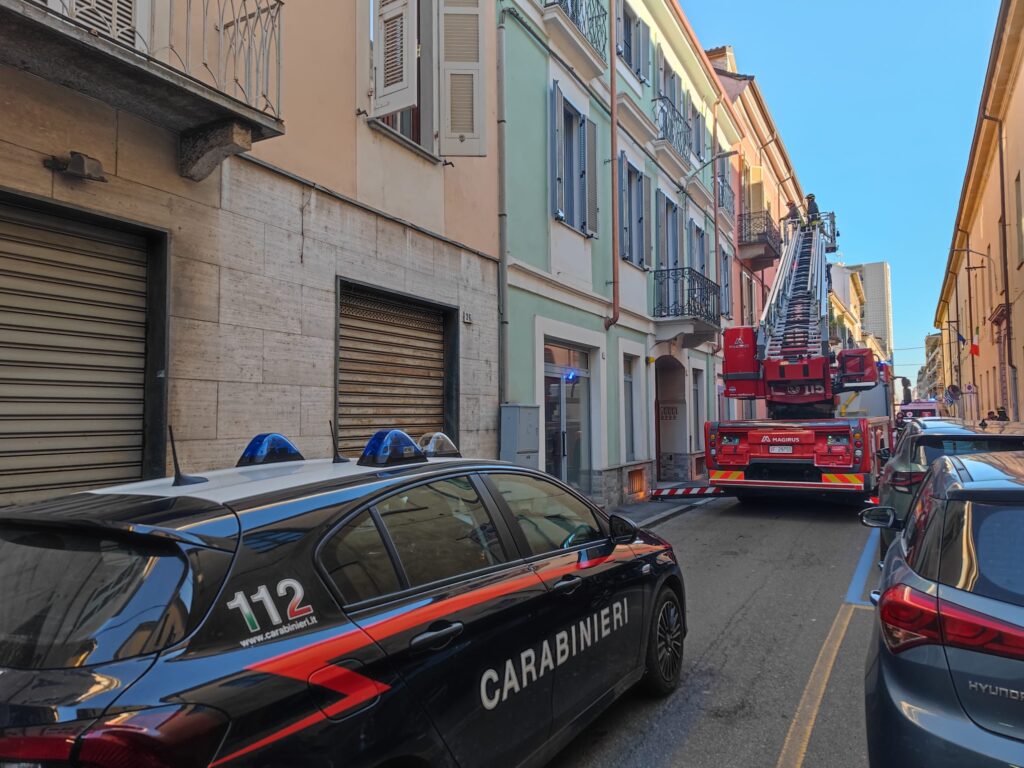 uomo aggrappato grondaia