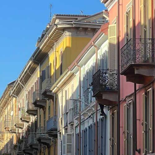 Uomo aggrappato a una grondaia in via Pontida: intervento dei Vigili del Fuoco e dei Carabinieri