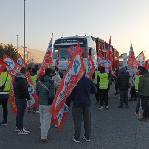 Lavoratori in sciopero al polo logistico di Tortona contro la Finanzaria