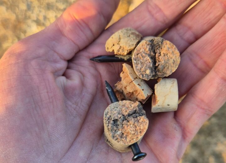 Tappi di sughero con chiodi all’interno: l’allarme a San Salvatore