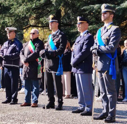 Le vetrine di Novi vestite si vestono di tricolore per la Giornata dell’Unità Nazionale e delle Forze Armate