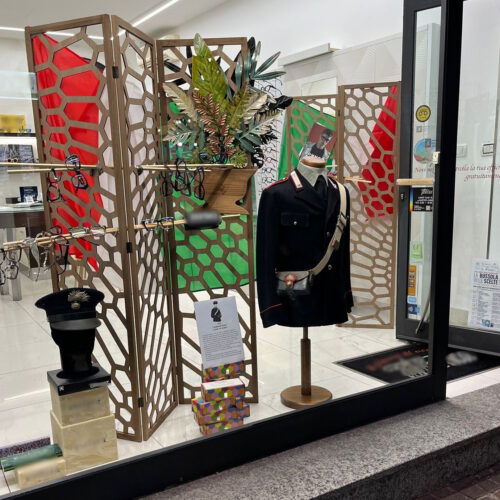 Le vetrine di Novi vestite si vestono di tricolore per la Giornata dell’Unità Nazionale e delle Forze Armate