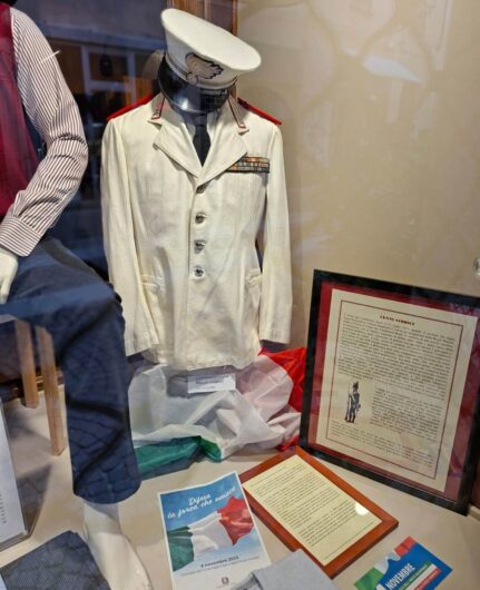 Le vetrine di Novi vestite si vestono di tricolore per la Giornata dell’Unità Nazionale e delle Forze Armate