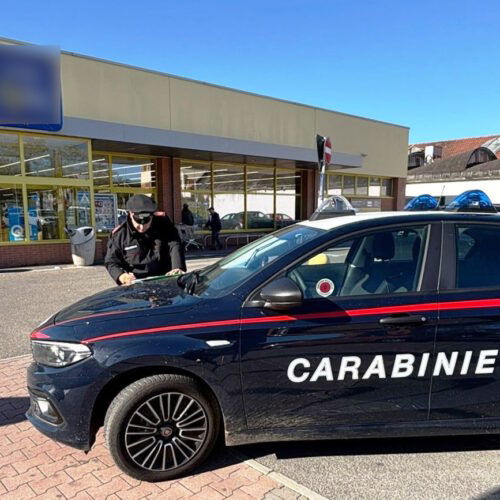 Carabinieri braccano rapinatore Eurospin di Novi: oramai alle strette si presenta in caserma