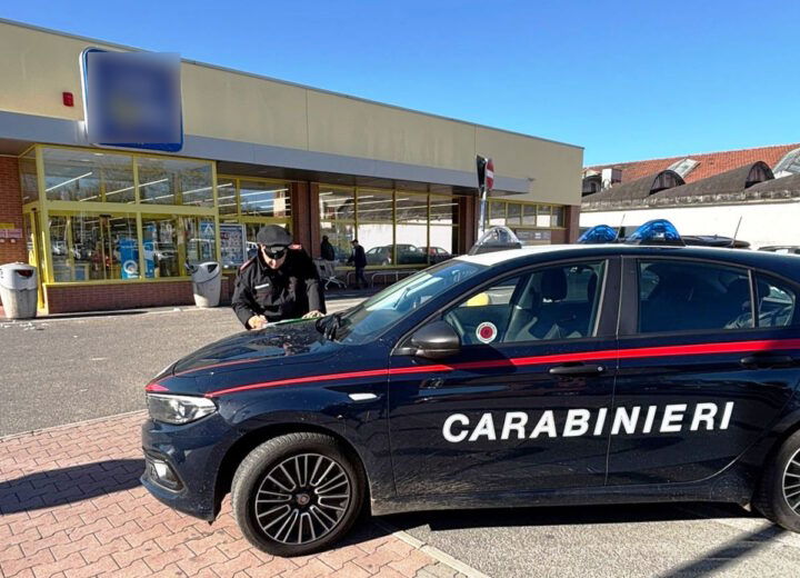 Carabinieri braccano rapinatore Eurospin di Novi: oramai alle strette si presenta in caserma