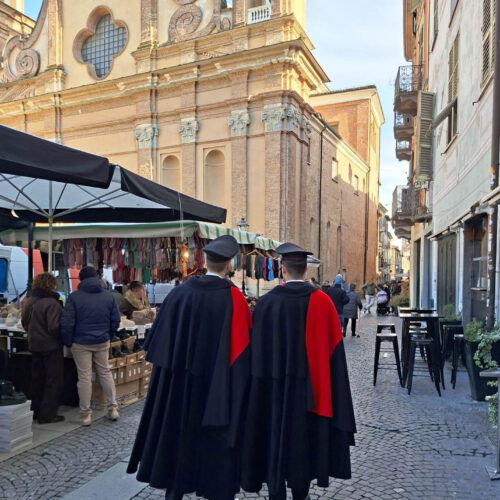 Fiera di Santa Caterina, tornano le bancarelle: Carabinieri in mantello per sicurezza e foto con i visitatori