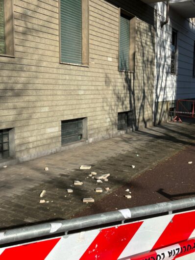 Cadono calcinacci in strada in corso IV Novembre. sul posto i Vigili del Fuoco