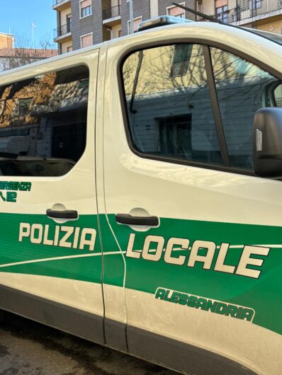 Cadono calcinacci in strada in corso IV Novembre. sul posto i Vigili del Fuoco