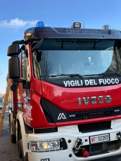 Cadono calcinacci in strada in corso IV Novembre. sul posto i Vigili del Fuoco