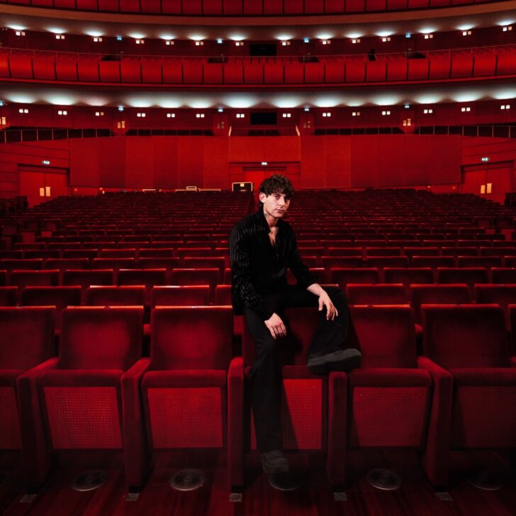 Rkomi arriva al Teatro Colosseo per una tappa del tour “Mirko nei Teatri”