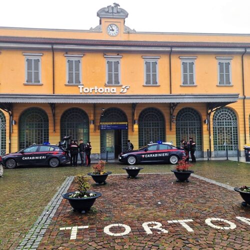 Sicurezza nel tortonese: Carabinieri controllano 50 veicoli e soccorrono 5 persone dopo incidente
