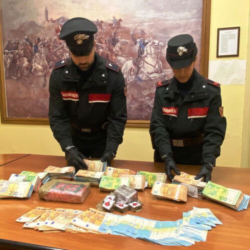 Colpo dei Carabinieri alle piazze di spaccio. Sequestati un chilo di cocaina, mezzo chilo di hashish e 150 mila euro