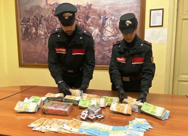 Colpo dei Carabinieri alle piazze di spaccio. Sequestati un chilo di cocaina, mezzo chilo di hashish e 150 mila euro