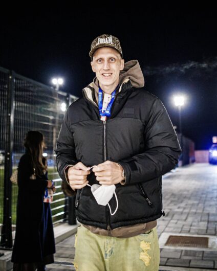 Achille Polonara a Tortona per tifare l’Italbasket: l’abbraccio con Datome e coach Banchi