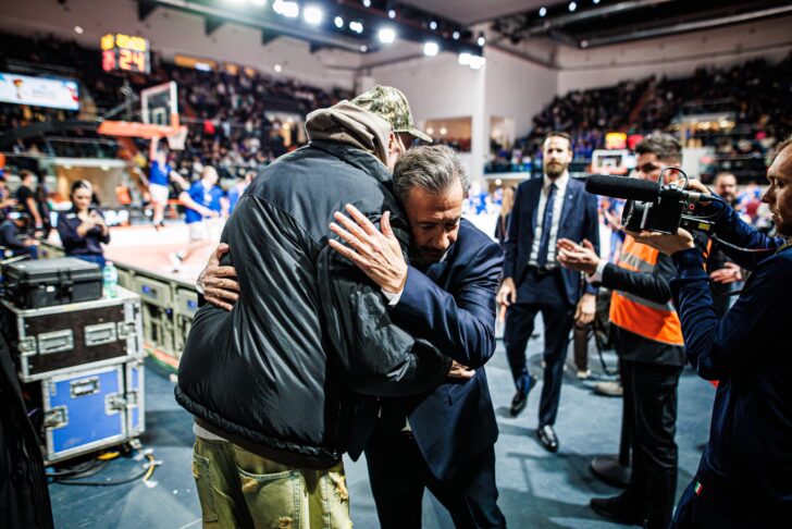 Achille Polonara a Tortona per tifare l’Italbasket: l’abbraccio con Datome e coach Banchi