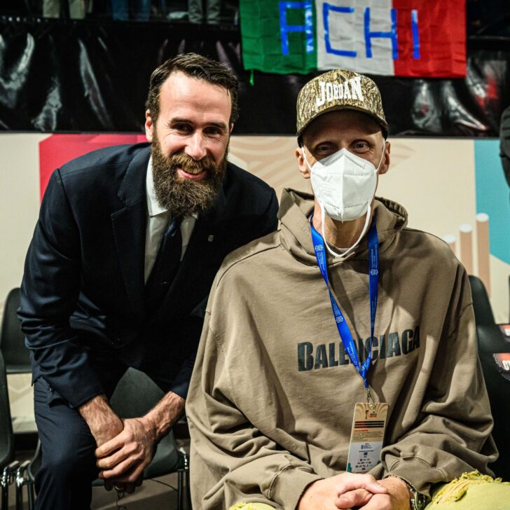 Achille Polonara a Tortona per tifare l’Italbasket: l’abbraccio con Datome e coach Banchi