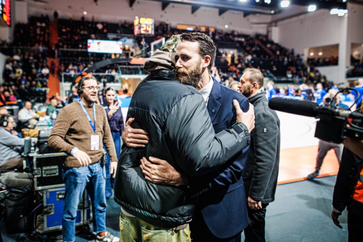 Achille Polonara a Tortona per tifare l’Italbasket: l’abbraccio con Datome e coach Banchi