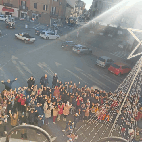 Albero acceso al Cristo: iniziato il Natale