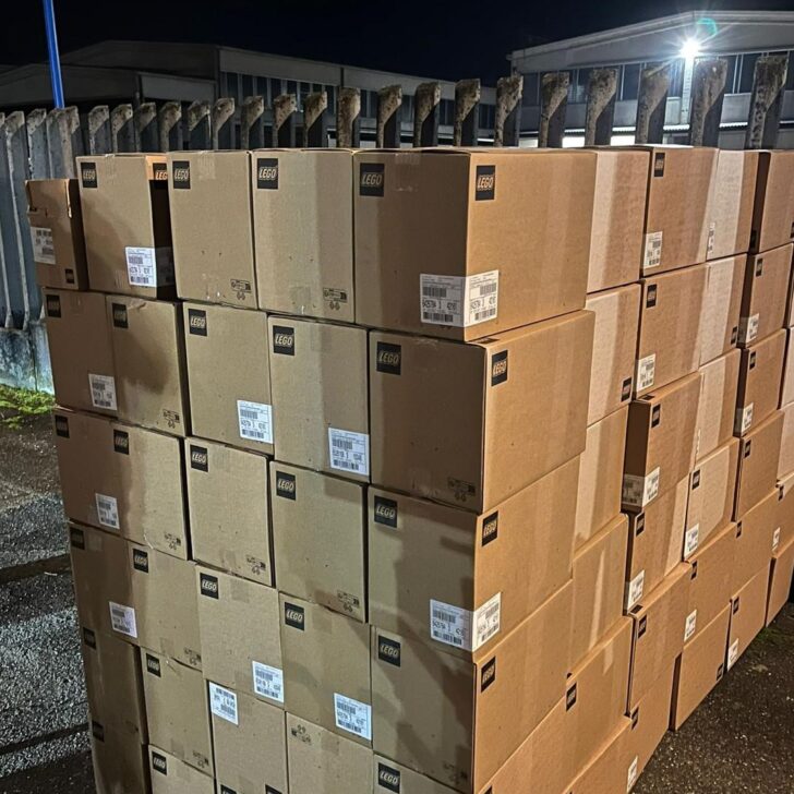 Tentato furto di pacchi di Lego da un camion in sosta a Bressana Bottarone: quattro persone in fuga