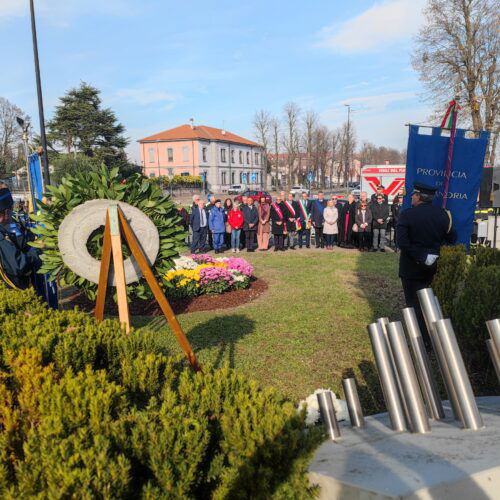 Il silenzio e la sirena dei Vigili del Fuoco per ricordare le 14 vittime dell’alluvione di Alessandria