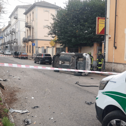 Auto ribaltata in viale Milite Ignoto: tratto riaperto