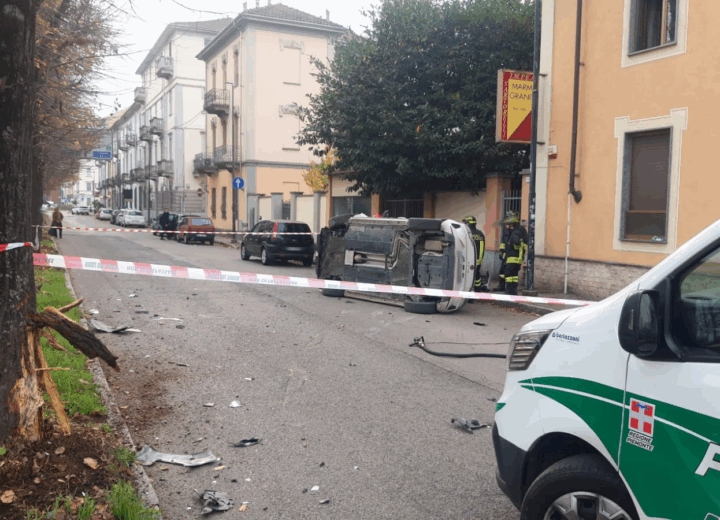 Auto ribaltata in viale Milite Ignoto: tratto riaperto