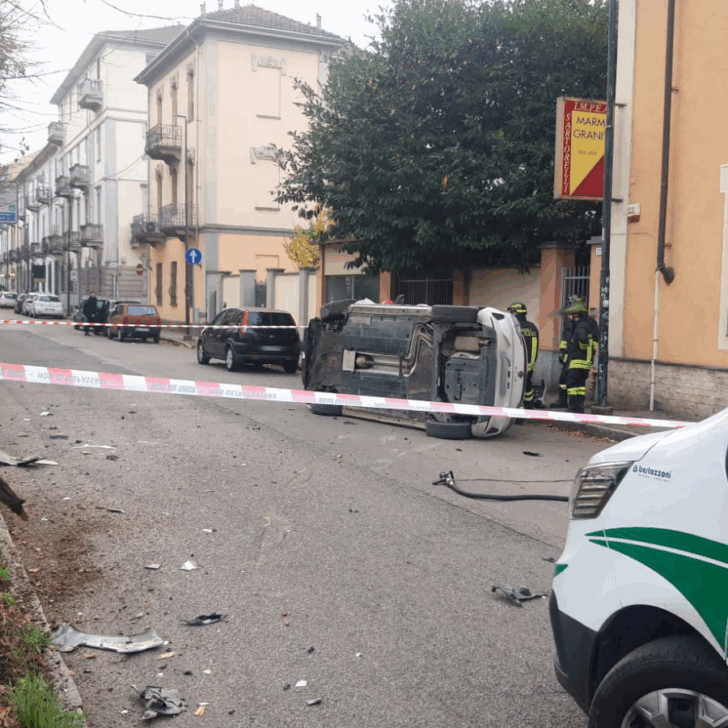 Auto ribaltata in viale Milite Ignoto: tratto riaperto