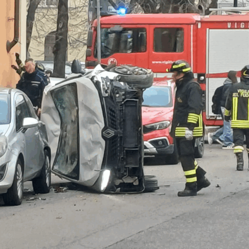 Incidente in viale Milite Ignoto: auto ribaltata e traffico bloccato
