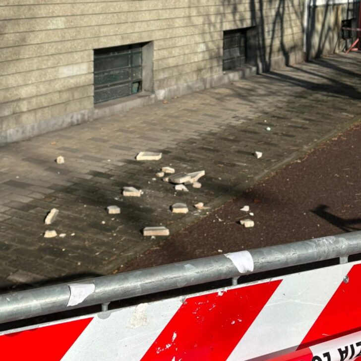 Cadono calcinacci in strada in corso IV Novembre. sul posto i Vigili del Fuoco