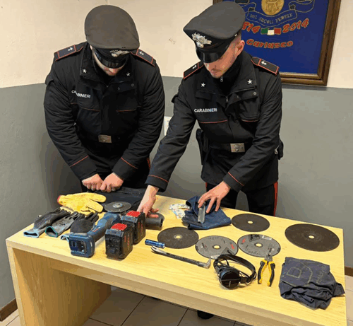 In due sorpresi dai Carabinieri a scassinare il distributore di benzina