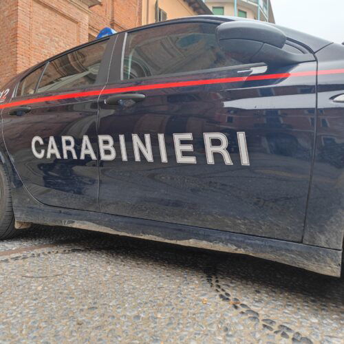 Evade dai domiciliari e ruba in una concessionaria d’auto a Broni: arrestato